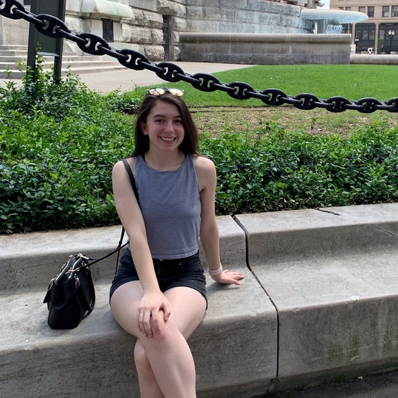 Meet your Posher, Alexis - Picture 1 of 2